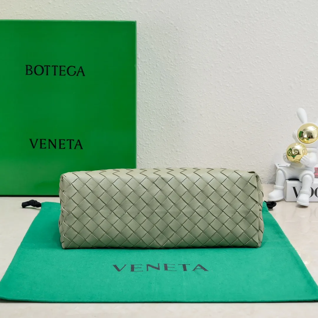 Batch 1960 #Bottega Veneta new horizontal Andiamo handbag, many stars have the same style 🎈 Classic full-body leather weaving with golden rope buckle, stable and chic enough [proud] The whole body is made of Nappa sheep leather, comfortable, soft and dynamic. The sliding metal rope buckle can adjust the shoulder strap, single shoulder / handbag / crossbody, multiple carrying methods, large bag capacity, suitable for commuting / daily / travel This bag is divided into small/medium/large sizes. There is always one that suits you, so take me with you🎀🎀 Size: 29x18x10 Model: 6463#